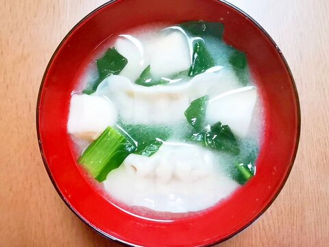 餃子と小松菜と麩の白味噌汁